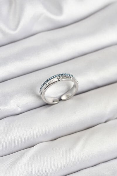 Pirinç Gümüş Renk Sıralı Zirkon Taşlı Kutup Yıldızı Model Kadın Yüzük